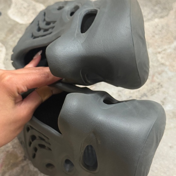 Yeezy Foam Runner ‘Carbon’ - Picture 6 of 6
